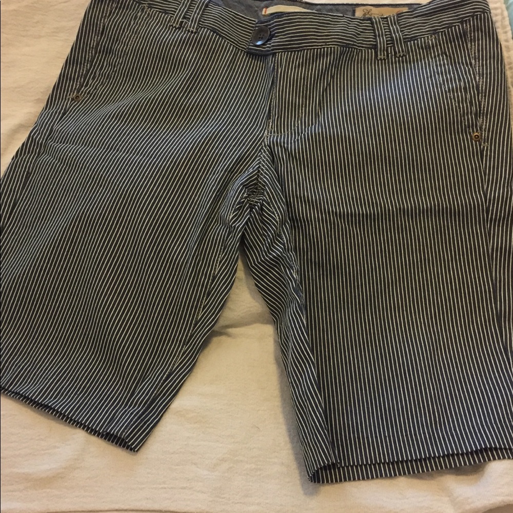 Strip blue shorts.